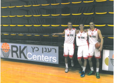 image of raanan katz posing with an israeli basketball team